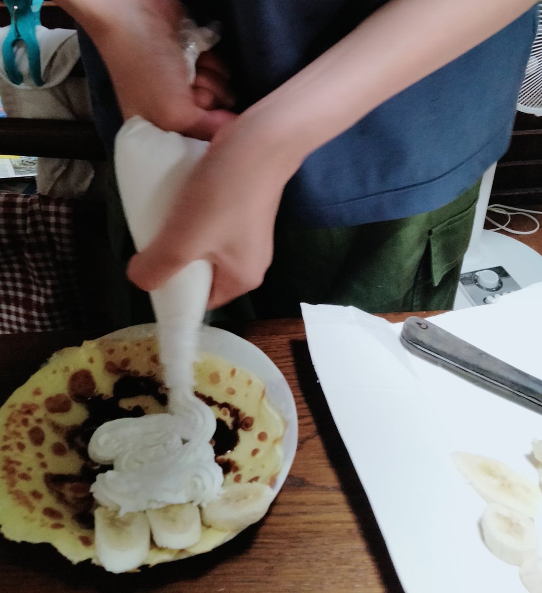 norit_jp's tweet photo. 臨時休校に、チョコバナナクレープ作り。 https://t.co/kj9KdFouba