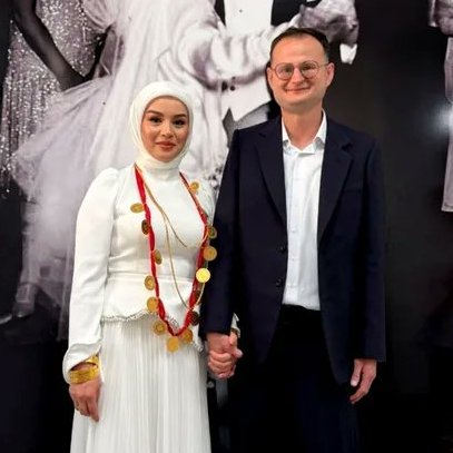 bpthaber's tweet photo. Muğla'da düğün sonrası altınlarla ortadan kaybolan Özbek gelin:

“5 milyon TL değil, sadece 20 çeyrek altın ve 226.000 TL aldım.” https://t.co/go6xxbXlZ8