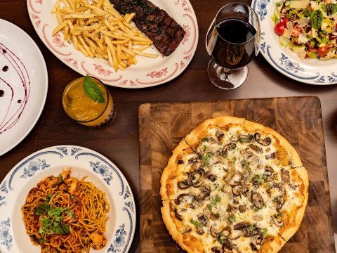eVisitorGuide's tweet photo. 🍽 Fuel up before the show with a hearty Italian feast at Petterino’s, just steps from Chicago’s top theaters. Because great performances deserve great meals! 👏🎭📲 More info: https://t.co/UTUHTz5qFW
#DinnerAndAShow #ChicagoTheater #ChicagoDining #Petterinos #PastaLover #eVisitorGuide
