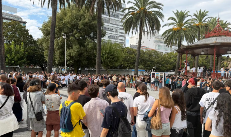 CiudadesCaminan's tweet photo. ✨ Dejad que los jóvenes farmeen aura. Hacen literalmente lo que llevamos años pidiendo: salir a la calle, ocupar el espacio público y construir comunidad sin consumir ni pagar entrada. 🚶 #Aura #CiudadesQueFarmean https://t.co/tra4BrHfyf https://t.co/4M9aENFqMf