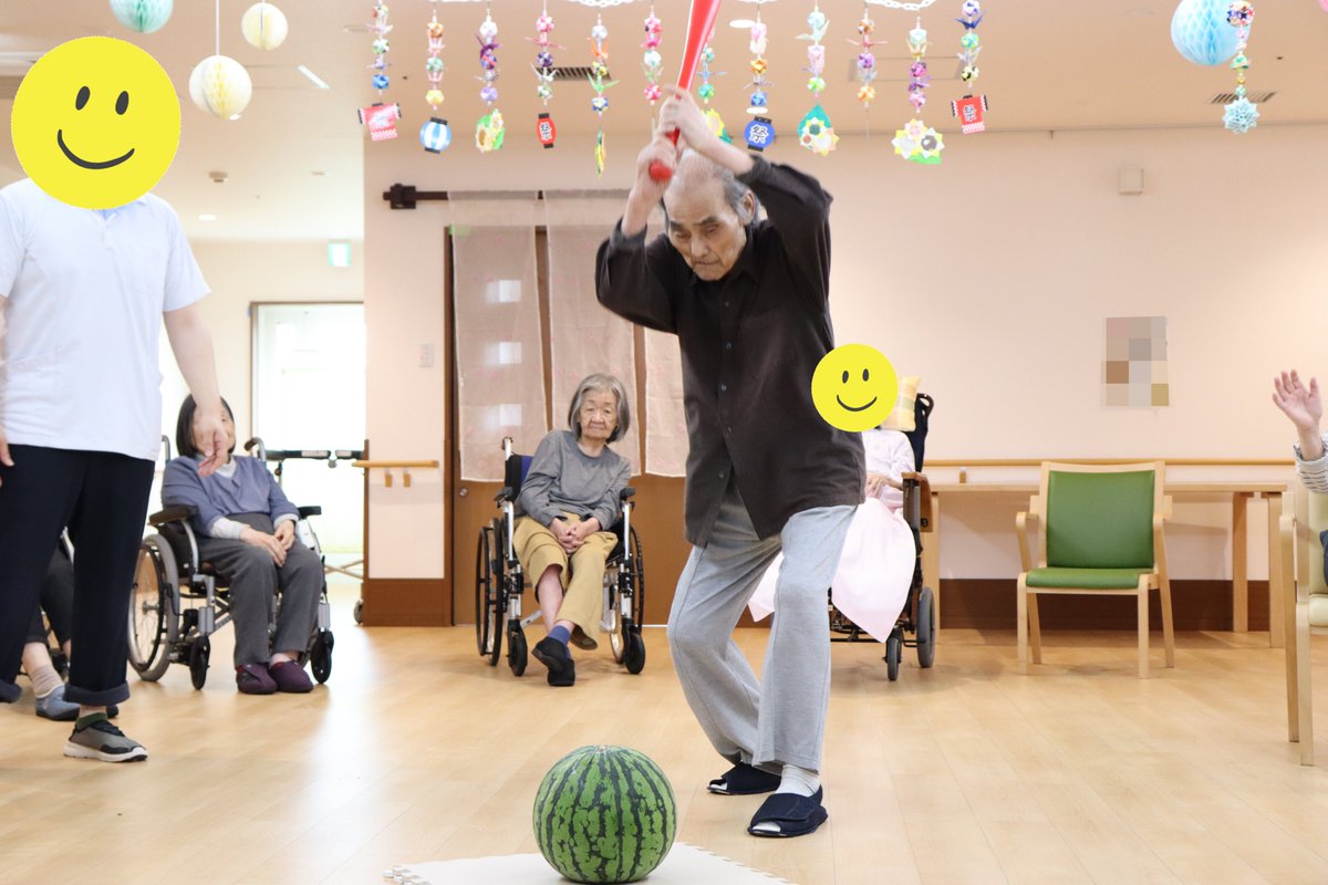 t_marumelo's tweet photo. 先日は、ユニットでスイカ割りを行いました🍉✨
数名の利用者様がスイカ割りに挑戦💪✨

結果は……最後まで割れず😢🍉
ということで、最後は職員が包丁でカットし、みんなで仲良くスイカをいただきました😋💕
みなさんの笑い声や声援が飛び交う、楽しい夏のひとときとなりました♪ https://t.co/pXttDFI9LY