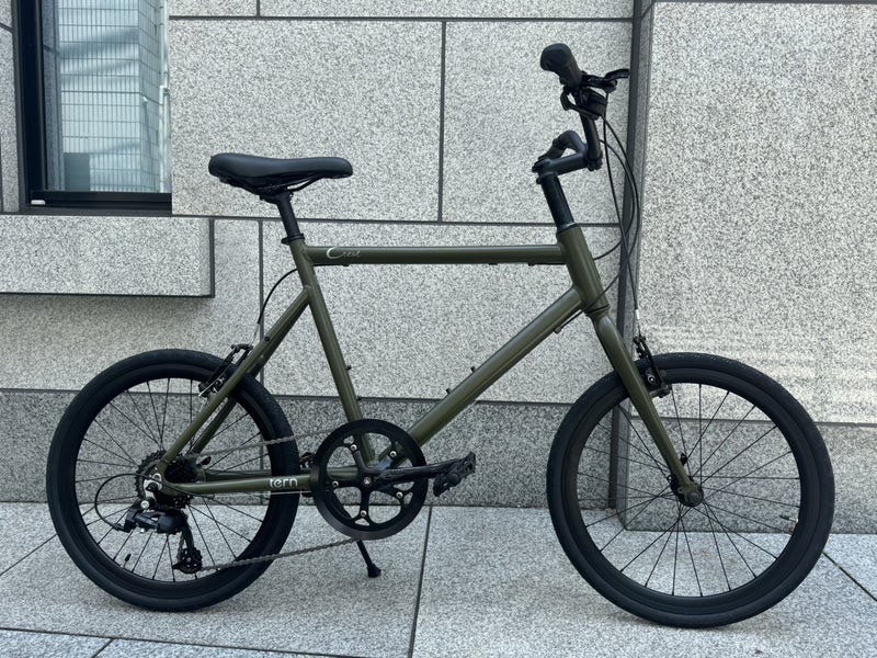 bestsports_kh's tweet photo. 初めての人でも乗りやすく
シンプルなシルエットが人気の #tern『crest』

ひと漕ぎでしっかりと進んでくれる451規格のホイール
操作しやすく楽な姿勢で乗れるワイドなライザーバー
初めてでも乗りやすく普段の通勤・通学から
週末のカフェライドにもおすすめです‼
　
店頭にて試乗車ご用意しておりますので
ぜひご来店ください😄

500サイズ　マットオリーブ・イエロー
460サイズ　マットオリーブ・カーキ
メーカー希望小売価格¥69,960(税込)が
15%OFFの¥56,100(税込)‼

#街乗り #Crest #クレスト #bicycle #自転車 #ベストスポーツ #BESTSPORTS #神田 #秋葉原 #岩本町 #東神田 #自転車店 #minivelo #おりたたみ自転車 #フォールディングバイク #foldingbike