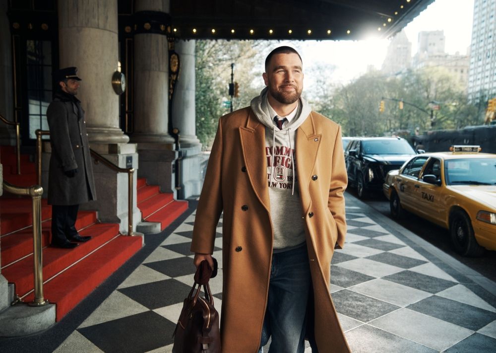 Neo2_Magazine's tweet photo. Travis Kelce demuestra que ser y vestir como neoyorquino no es cuestión de nacimiento; es un tema de actitud (y lo demuestra con unos lookazos de Tommy Hilfiger). https://t.co/oQhhXsq5y6 https://t.co/TnzsnEnSfY
