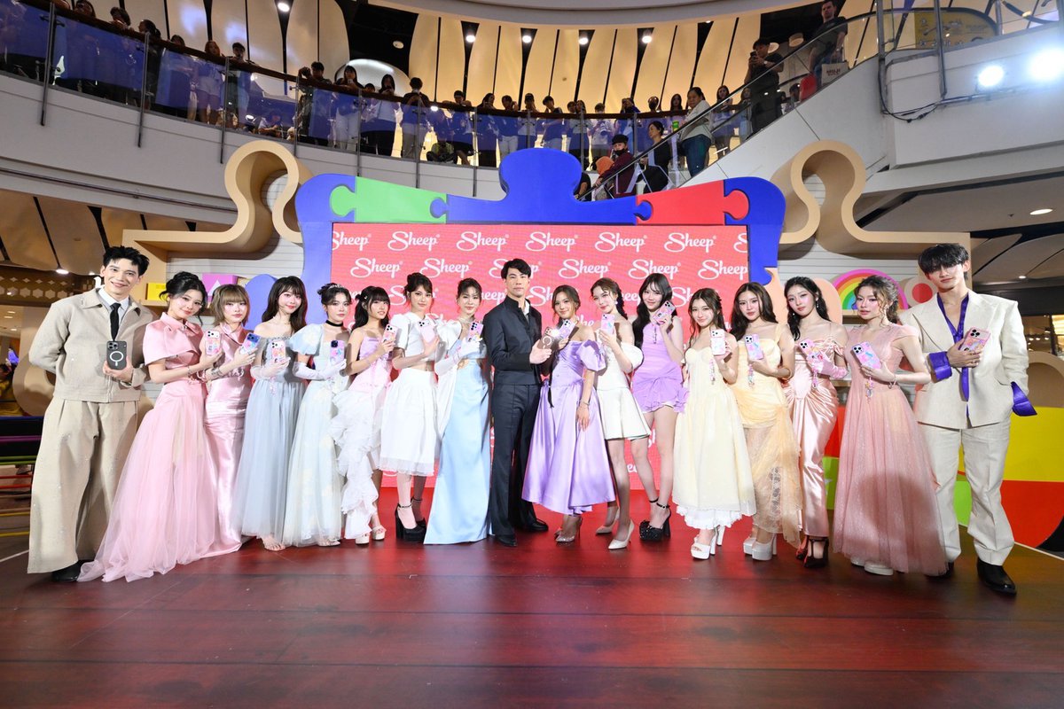 woopmag's tweet photo. เอมี่-บอนนี่ ตื่นเต้น ! โชว์เสียงหวาน “Part of Your World” ครั้งแรก เสิร์ฟโมเมนต์เจ้าหญิง
เปิดตัวเคส SHEEP คอลเลคชั่นพิเศษ Disney Princess
EMIBONNIE PRINCESSES X SHEEP #SHEEPxEmiBonnie #EmiBonnie #emiamily #beonnnie #เอมี่บอนนี่
#WEARYOURBOWwithSHEEP #SHEEPcollab #DisneyPrincess
SHEEP เคสสัญชาติไทย ผู้ผลิตและออกแบบแก็ดเจ็ตที่ใส่ใจในทุกรายละเอียด สร้างสีสันครั้งใหม่เปิดตัวเคสคอลเลคชั่นพิเศษ Disney Princess มาพร้อมคอนเซ็ปต์สุดเก๋ SHEEP : Wear Your Bow Own Your Crown ที่หยิบเอา 5เจ้าหญิงชื่อดังจากโลกดิสนีย์ ทั้ง Ariel ,Cinderella, Rapunzel, Belle และjasmine มารวมไว้ในดีไซน์เดียวกันอย่างลงตัว ถ่ายทอดเสน่ห์ของเหล่าเจ้าหญิงผ่านเคสคอลเลคชั่นสุดพิเศษ เพื่อส่งแรงบันดาลใจให้ทุกคนได้สนุก พร้อมติดโบว์สวมมงกุฎในแบบฉบับตัวเอง โดยมีนาย��ภินันท์ ตรีรัตน์พิจารณ์ (คุณตุ่ย)Founder&CEO บริษัท ชีพ แก็ดเจ็ต จำกัด ร่วมพูดคุยถึงเคสคอลเลคชั่ Disney Princess
เปิดเวทีด้วยความพิเศษ กับLive Performance ที่พาแฟนๆเข้าสู่โหมดโลกของเจ้าหญิงผ่านบทเพลงจากภาพยนตร์ดิสนีย์ เริ่มจาก มุก-วรนิษฐ์ ถาวรวงศ์ ควงคู่ เฟิร์สท์–ฉลองรัฐ นอบสำโรง ร่วมร้องเพลง A Whole New World เติมความหวานให้เวที ก่อนส่งต่อ พรีม-ณฐมน อรุณประสบสุข ถ่ายทอดเสียงในเพลง I See the Light โดยมีพ��้นรักแมว ปรากฏตัวร่วมสร้างโมเมนต์น่ารัก ต่อด้วย อาร์ม กรกันต์ มาคู่กับ อิ้น มาธวี ในเพลงbeauty and the beast ขณะที่เหล่าศิลปินจากค่าย FRT Entertainment นำโดย ปุยฝ้าย-พลอย , นิกกี้-อิ๊งค์แลนด์,โอปอล-มิ้นท์ ,นุ๊ก-อเล็กซิส ร่วมโชว์เต้นรำประกอบบทเพลง a dream is a wish your heart makes ถ่ายทอดความอ่อนหวานผ่านเสียงดนตรีคลาสิกจากวงTrio ที่ร่วมบรรเลงบทเพลงอย่างประณีต สร้างช่วงเวลาแห่งความประทับใจให้กับผู้มาร่วมในงาน
โดยไฮไลท์ที่ทุกคนรอคอยกับเคมีของสองสาวคู่จิ้นที่สวมลุคเป็นเจ้าหญิงในแบบฉบับตัวเอง พร้อมโชว์เสียงร้องเพลงคู่กันในเพลง Part of Your World ���าก ภาพยนตร์The Little Mermaid นับเป็นอีกโมเม้นต์พิเศษที่ทั้งคู่ได้ร่วมร้องเพลงดิสนีย์ด้วยกันเป็นครั้งแรก ท่ามกลางเสียงเชียร์จากแฟนคลับที่มาร่วมชื่นชมและให้กำลังใจอย่างอบอุ่น พร้อมเก็บภาพโมเมนต์แห่งความประทับใจเอาไว้กันแบบรัวๆ
หลังจบโชว์เอมี่-บอนนี่ เปิดใจถึงความรู้สึก “ตื่นเต้นมากกับการได้ร่วมร้องเพลงดิสนีย์ด้วยกันเป็นครั้งแรก ตั้งแต่รู้ว่าต้องร้องซ้อมหนักมาก ค่อนข้างยากเพราะเนื้อร้องดนตรีมีความเป็นละครเวทีร้องกึ่งพูดเลยต้องซ้อมจังหวะ ชอบมากชอบอินเนอร์ความเป็นเจ้าหญิง วันนี้เป็นงานใหญ่มาก เราไม่เคยมางานกลางห้างแล้วฉายจอขึ้นใหญ่ขนาดนี้ ยิ่งได้โชว์ต่อหน้าแฟนๆและทุกๆคนประทับใจมากๆเลยค่ะ พร้อมเผยต่อว่าถ้าต้องมอบมงกุฏให้กันและกัน เอมี่จะมอบมงแห่งความสดใสให้บอนนี่ บอนนี่เป���นตัวแทนความสดใสให้เรา ให้กับเพื่อน
ร่วมงานให้กับแฟนคลับทุกๆคน ส่วนบอนนี่กล่าวว่า มอบมงกุฎแห่งความทะเยอทะยานให้เอมี่มีความวิ่งไล่ความฝันเป็นแรงบันดาลใจให้กับทุกคน” เอมี่-บอนนี่กล่าวเพิ่มเติมว่า“เราสองคนมองว่า ความเป็นเจ้าหญิงไม่จำเป็นต้องมีรูปแบบเดียว ทุกคนสามารถเป็นเจ้าหญิงในแบบของตัวเองได้ จะเป็นสาวหวานสาวเท่หรือสไตล์ที่แตกต่างกัน ขอแค่มั่นใจแ���ะ��ป็นตัวเองในแบบที่เรามีความสุข” ปิดท้ายงานเอมี่-บอนนี่ ร้องเพลงส่งแฟนคลับกลับบ้านด้วยเพลง“ยิ่งชิดยิ่งคิด”ทำเอาแฟนๆถึงกับยิ้มฟลูฟีลกับโมเม้นอันแสนประทับใจ และความรู้สึกว่าทุกคนเป็นเจ้าหญิงในแบบของตัวเองได้
ร่วมค้นหา “เจ้าหญิงในแบบของตัวเอง” ผ่านคอลเลคชั่นพิเศษ Disney Princess จากSHEEPกันได้ ผ่านทั้งหมด 11 สาขาด้วยกัน ร้าน SHEEP Flagship Store 3 สาขา ที่ขายเฉพาะสินค้าแบรนด์SHEEP เซ็น��รัลเวิลด์,เมกะบางนาและฟิวเจอร์พาร์ครังสิต ร้านAppleSheep 8 สาขา ที่ขายสินค้าในรูปแบบ Multi-Store โดยจะมีทั้งสินค้าแบรนด์SHEEP และแบรนด์อื่น ๆให้เลือกซื้อ ซึ่งจะมีทั้งสินค้า Gadget และไลฟ์สไตล์ ได้แก่สาขา เดอะมอลล์ไลฟ์สโตร์ บางกะปิ, ฟิวเจอร์ปาร์ครังสิต ,แฟชั่นไอแลนด์ , เซ็นทรัลลาดพร้าว , เซ็นทรัลรามอินทรา, เซ็นทรัลเวสต์วิลล์ , เซ็นทรัลขอนแก่น ,เซ็นทรัลหาดใหญ่ หรือติดต่อช่องทางออนไล��์ได้ที่ https://t.co/oKu7wjiAKc,Line: @applesheep, Facebook: AppleSheep เคส ipadpro มีที่เก็บปากกา, Instagram: applesheepth, Tiktok: applesheepth