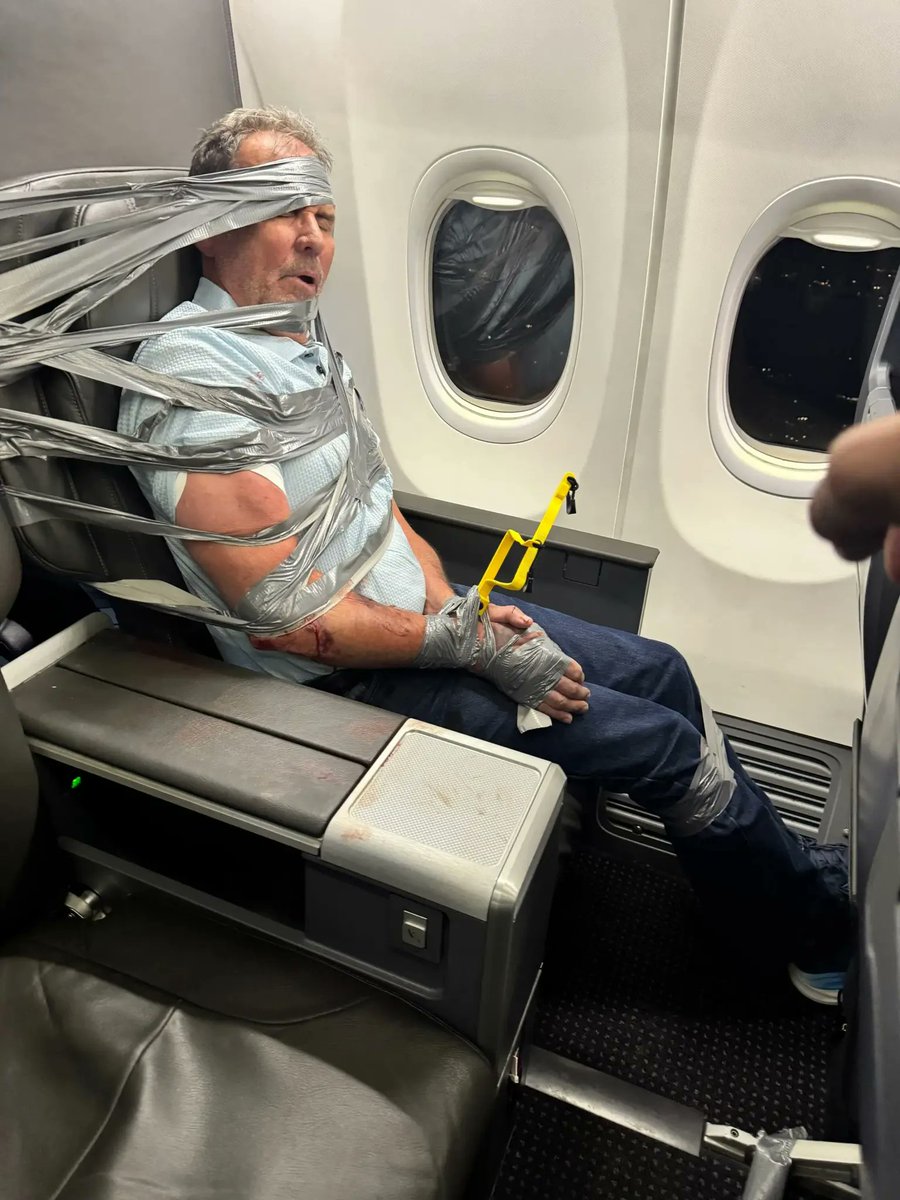 CerfiaFR's tweet photo. 🇺🇸✈️  FLASH | Le passager de 67 ans qui a dû être LIGOTÉ à son siège avec du ruban adhésif et des attaches après avoir proféré des insultes racistes et homophobes à bord d’un vol American Airlines reliant Dallas à Newark est agent immobilier en Arizona. Il a depuis été LICENCIÉ par son entreprise, qui juge son comportement « totalement incompatible » avec ses valeurs. (New York Post)