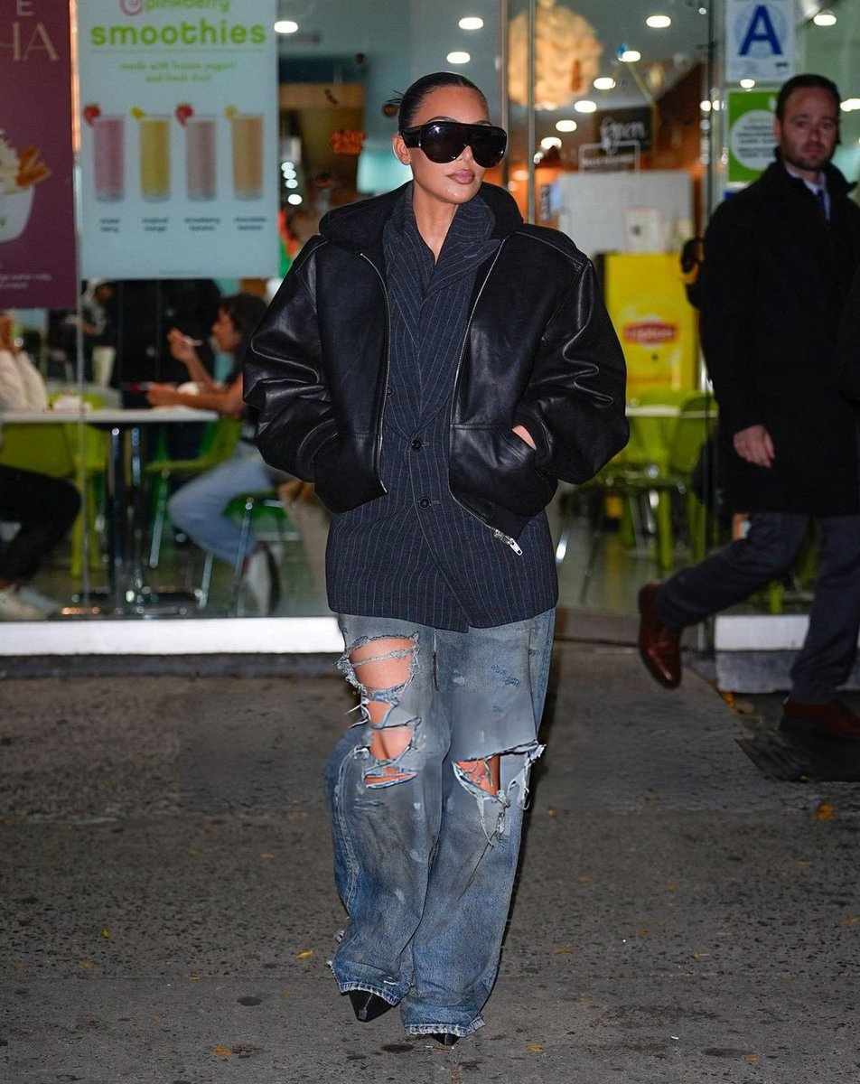 LuxoraWorld's tweet photo. Kim Kardashian proving that you can never have too many rips in your denim. https://t.co/rNxXonTEEc