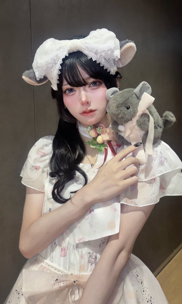 oyasumi_mokasan's tweet photo. 先日開催されたGLM Fashion Show 2026にて
Atelier Ruby様のランウェイモデルを務めさせていただきました♡.·*.

1年ぶりのファッションショー、可愛いが溢れていて楽しかった🎀
肩のチンチラは相棒です
#GLMfs2026 https://t.co/EkJL57nqCX