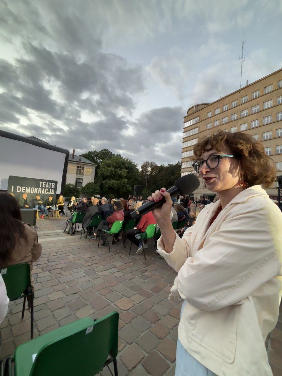 dgpopiolek's tweet photo. A wczorajszy wieczór? Z przyjaciółmi na debacie o teatrze i demokracji. Serce rośnie widząc tłumy, kto®e przyszły w takiej sprawie! https://t.co/Dr3HfinpTx