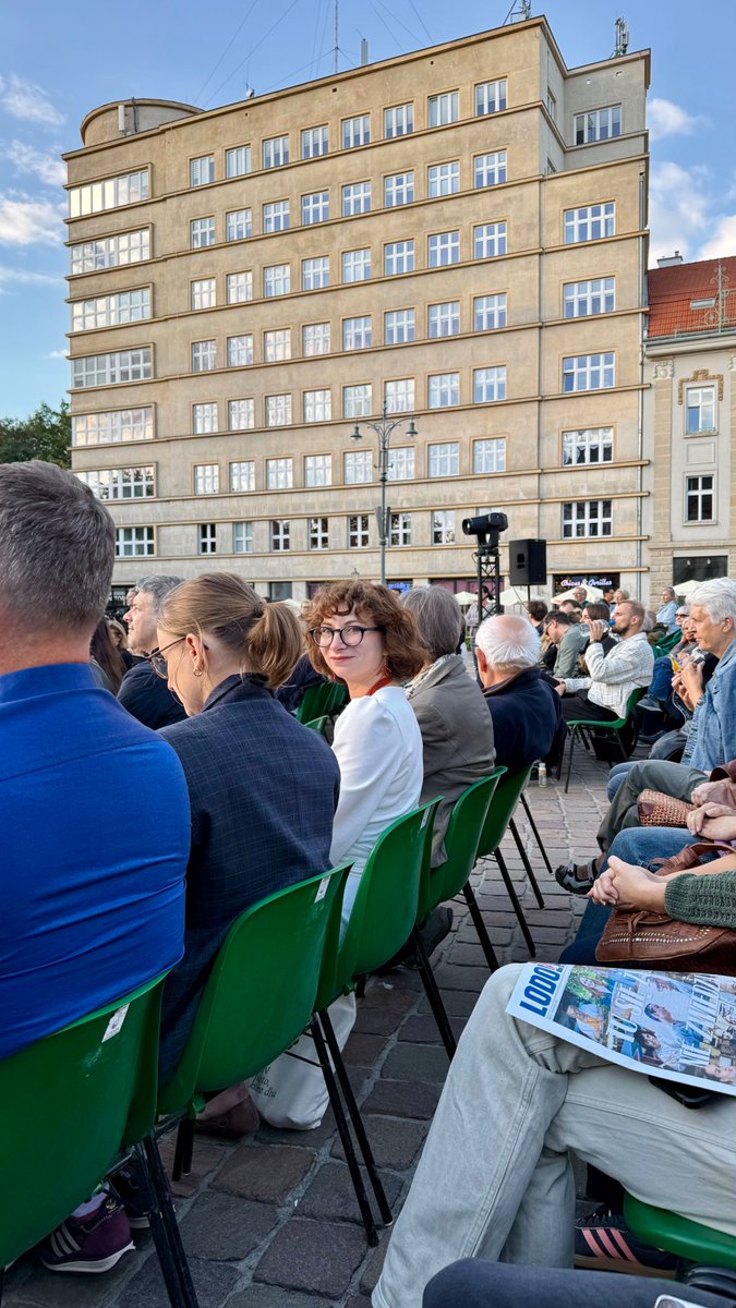 dgpopiolek's tweet photo. A wczorajszy wieczór? Z przyjaciółmi na debacie o teatrze i demokracji. Serce rośnie widząc tłumy, kto®e przyszły w takiej sprawie! https://t.co/Dr3HfinpTx