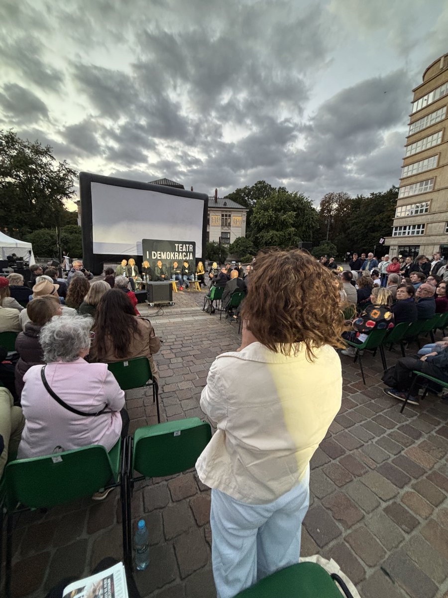 dgpopiolek's tweet photo. A wczorajszy wieczór? Z przyjaciółmi na debacie o teatrze i demokracji. Serce rośnie widząc tłumy, kto®e przyszły w takiej sprawie! https://t.co/Dr3HfinpTx