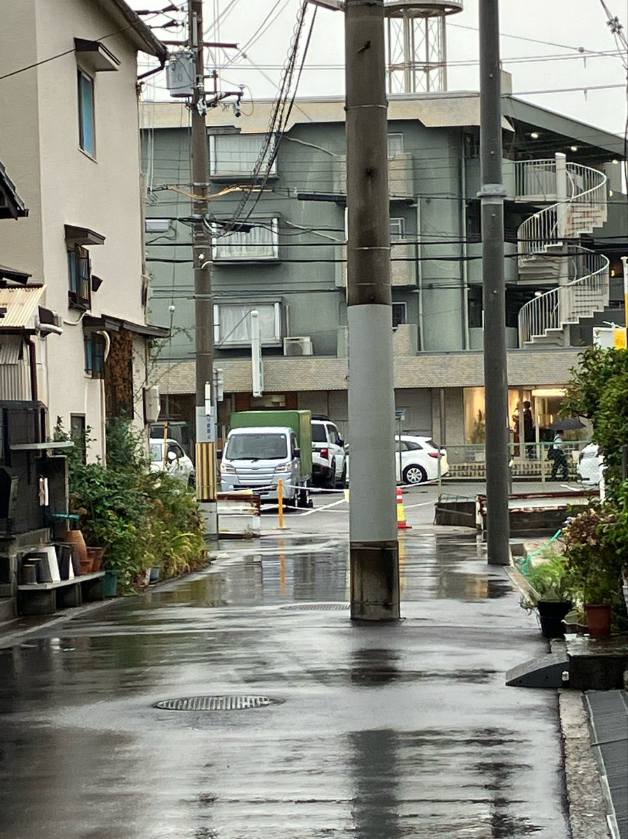 KOSUKE_SENJO's tweet photo. 嘘みたいな位置に電信柱あるねん https://t.co/ZBdUPfr12s