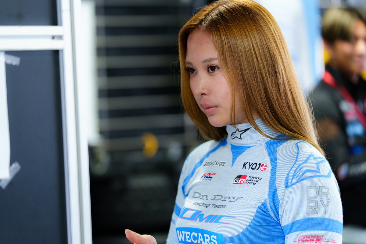 KYOJOCUP_OA's tweet photo. THE LOOK OF A WINNER. 🏆

雨のRd.3を制した下野 璃央。

🏁 2026 KYOJO CUP Driver
Car No.86
Rio Shimono
（下野 璃央）
🏎 Dr.Dry Racing with IMPUL
Nickname：RIO

#KYOJOCUP #KYOJO #DrivingAthlete #WomenInMotorsport #motorsport https://t.co/liHNU0rad2