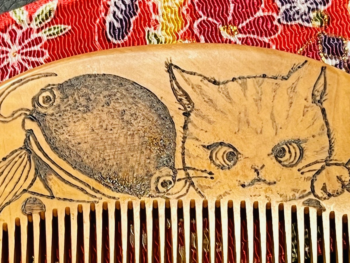 94izm's tweet photo. 【毎年恒例】焦がし櫛『鯰焦がし櫛』～令和八年版～より

『CATFISH&amp;CAT』
作画はKaeruru様！ @kaeruru_asa
 
ご注文ありがとうございます(/・ω・)/

一点モノですので早い者勝ちです。
ご興味頂けました方はぜひ下記から<(_ _)>
https://t.co/rZmQmHHYhG

#鯰絵 #猫 #お守り #梨 https://t.co/88U4nS2S3I