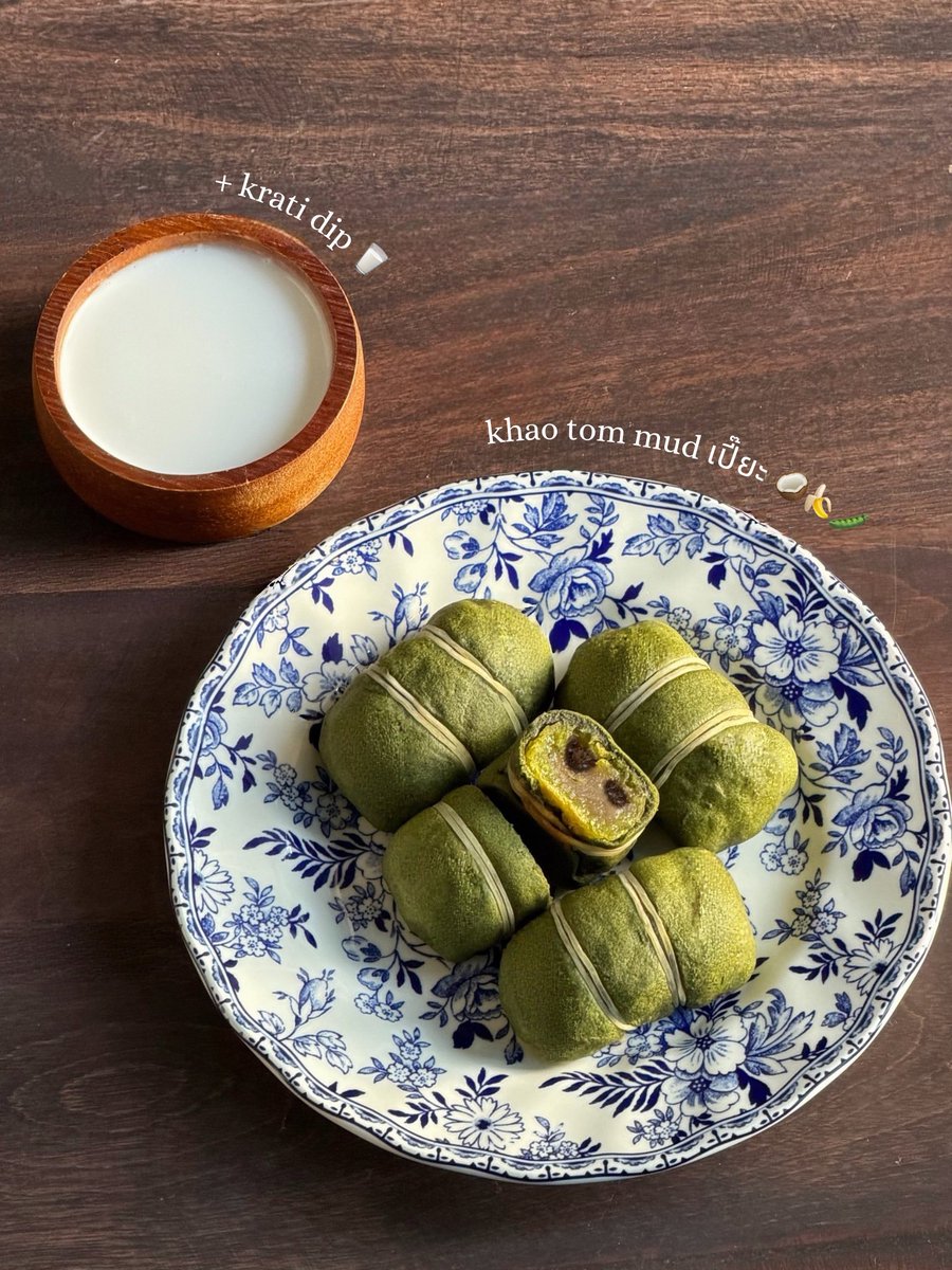 navoribkk's tweet photo. ขนมเปี๊ยะข้าวต้มมัด ไส้โบราณ🌿 พร้อมกะทิดิป 🥛🥥

เพราะขนมไทยบางรสชาติสวยงามเกินกว่าจะอยู่ในรูปแบบเดิมแค่แบบเดียว Navori นำแรงบันดาลใจจาก “ข้าวต้มมัด” มาถ่ายทอดใหม่ในรูปแบบ ขนมเปี๊ยะ 🥮

ไส้ข้าวเหนียวใบเตยหอมๆ สอดไส้เผือกกวน ถั่วดำ และกล้วยตาก เสิร์ฟพร้อม กะทิดิป หอมมันไว้ทานคู่กัน 🫛 🍌🥥

หวังว่าจะเป็นอีกหนึ่งคำที่ทำให้ทุกคนนึกถึงขนมไทยที่เคยกินตอนเด็กๆ แต่ในเวอร์ชันใหม่ที่น่ารักและน่ากินกว่าเดิมนะคะ 👶🏻🤟🏻

🛵 สั่งได้ทาง GRAB / Line Shopping
📍 Central Rama9 ชั้น 1 Eats and Treats Zone ( ฝั่ง Department store 👀 )
🗓️ วันนี้ - 30 November 

#NAVORI #NAVORIBKK