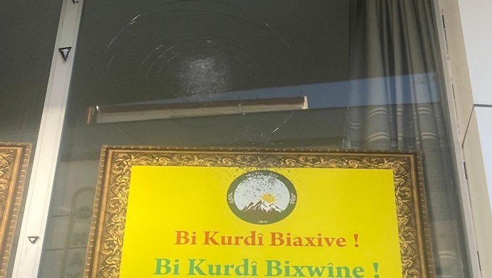 SAHA_bilgi_07's tweet photo. 🔴Kürt dil derneğine silahlı saldırı

📍Tekirdağ-Çerkezköy’de Mezopotamyalılar Dil ve Kültür Araştırma ve Geliştirme Derneği’ne gece saatlerinde silahlı saldırı düzenlendi

🔻Derneğe 2 mermi isabet ederken, 3 kovan bulundu

📍Saldırı saat 00.10’da gerçekleşti. 
1 kişi gözaltında https://t.co/QePgF2UVyv