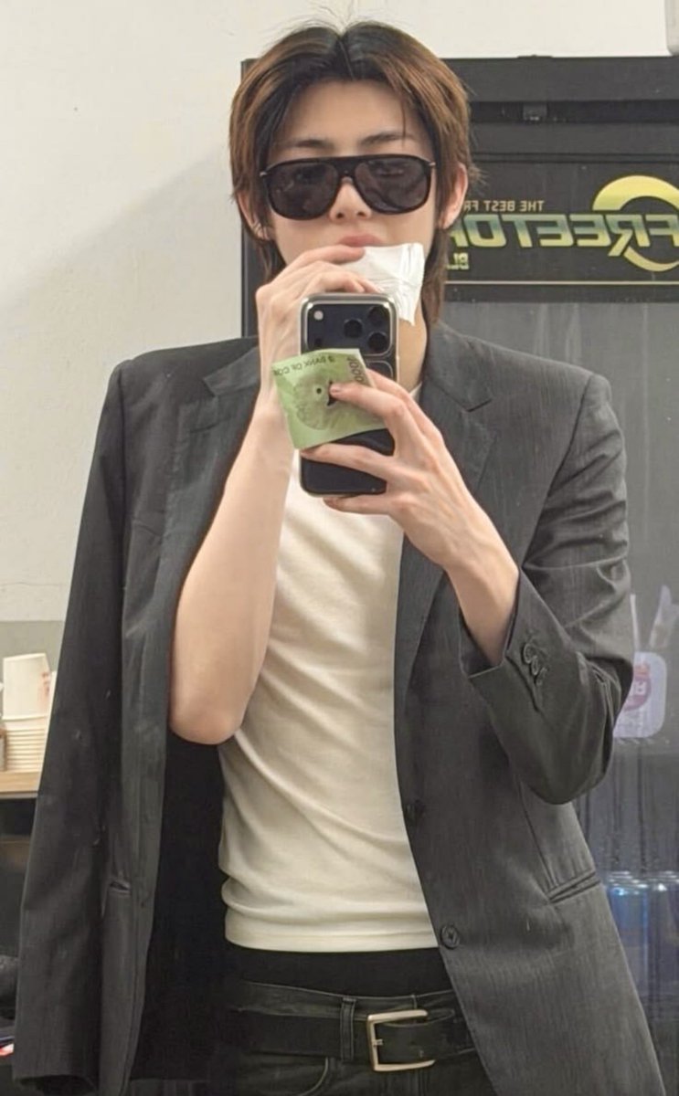Juhoonology's tweet photo. 첫 쇼가 프라다 런웨이인 모델같다 https://t.co/KC8kDb1sE6