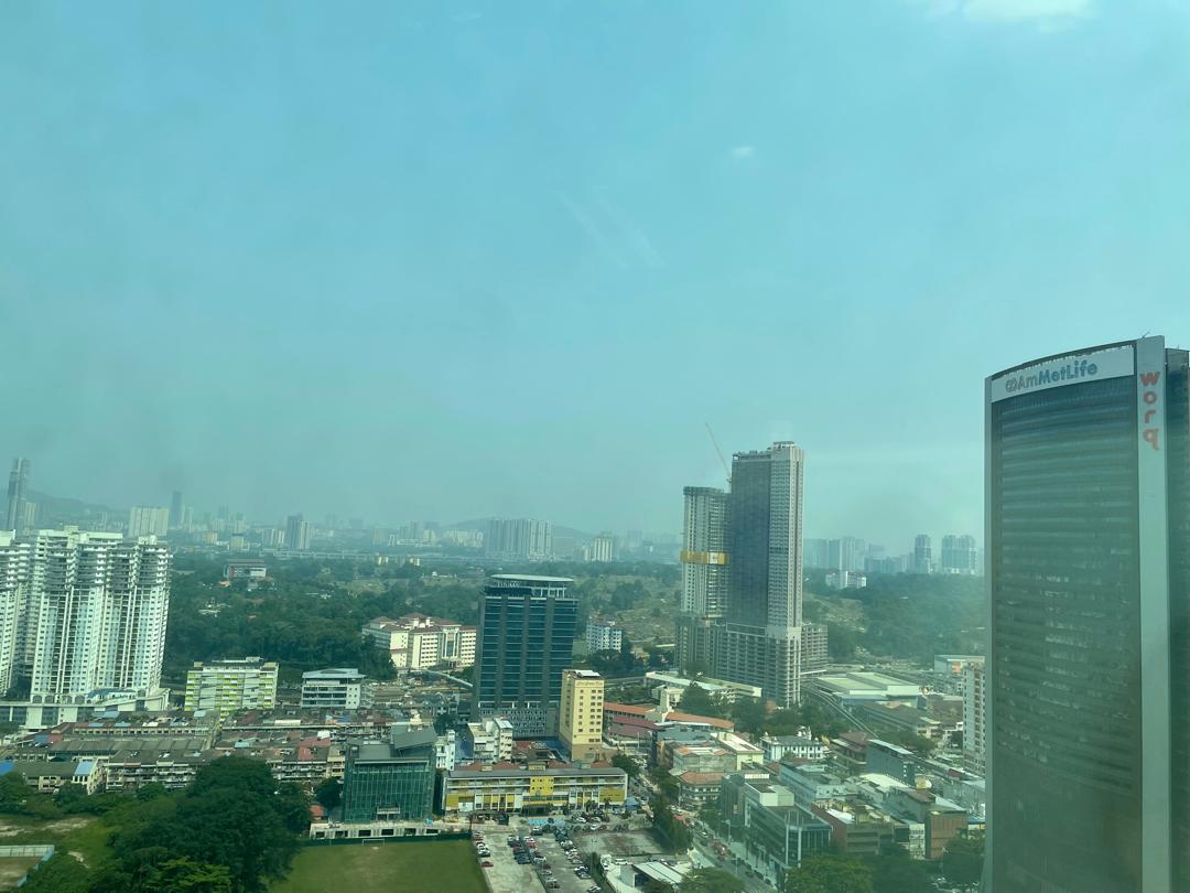 Ayako_Mindpec's tweet photo. 🌋 昨日9月6日 インドネシアで火山噴火。マレーシアでも空の状態に注意✈️ マレーシアでは現在、#ヘイズ (#Haze ）が発生中。 空が白っぽい」 「遠くが霞んでいる」 と感じることがあるかも。🌫️  📌数日間は空気の状態にも少し注意が必要です🇲🇾 

#マレーシア生活 #マレーシア就職 #マレーシア移住 https://t.co/BpJak9U4WN