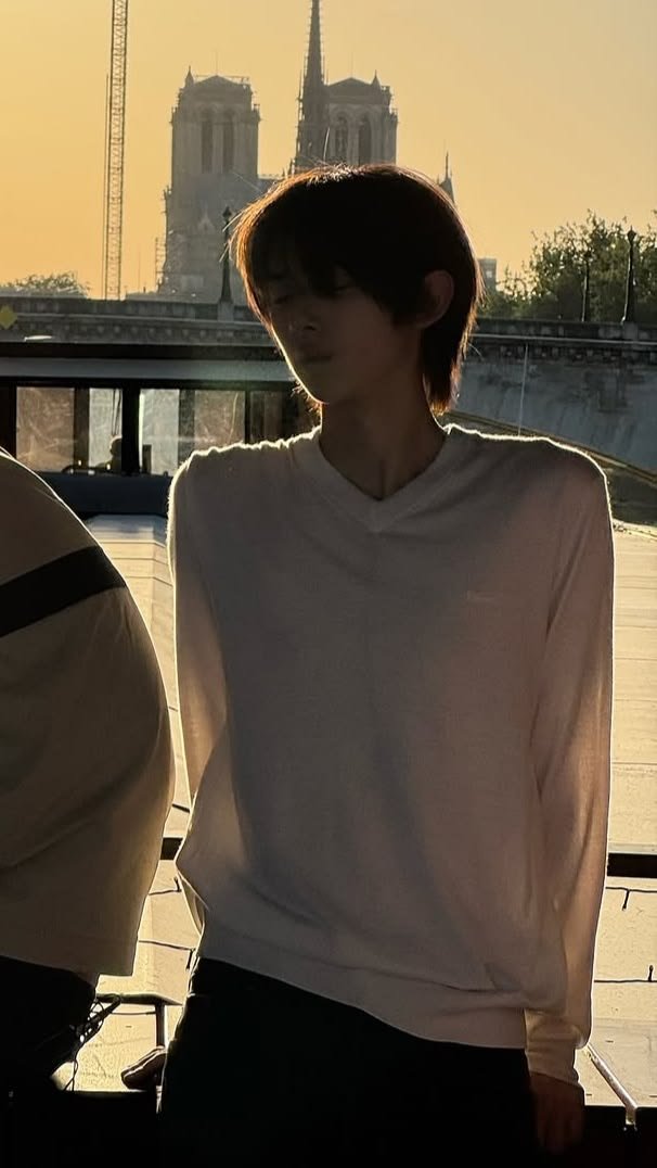 Juhoonology's tweet photo. 첫 쇼가 프라다 런웨이인 모델같다 https://t.co/KC8kDb1sE6