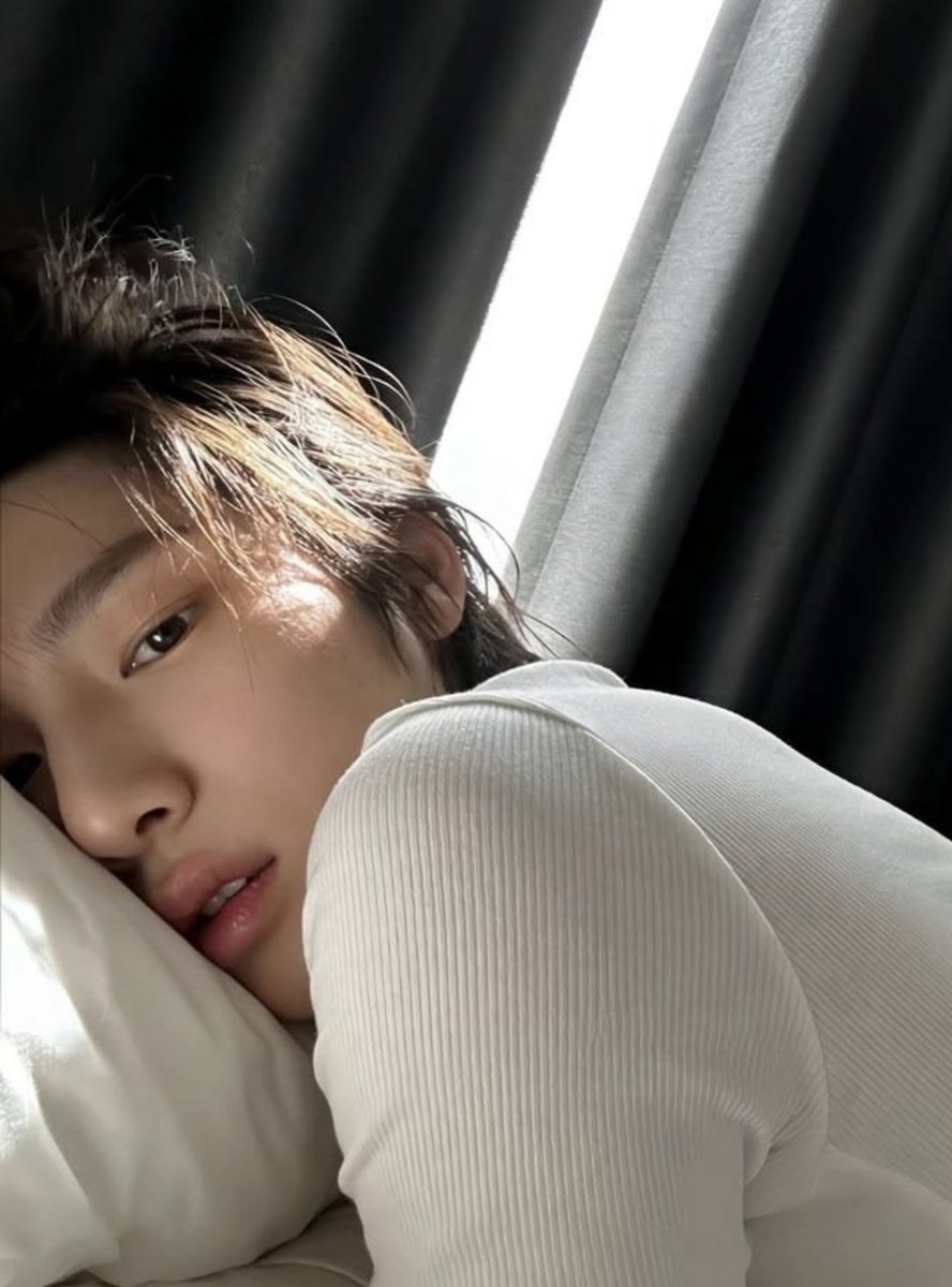 Juhoonology's tweet photo. 첫 쇼가 프라다 런웨이인 모델같다 https://t.co/KC8kDb1sE6