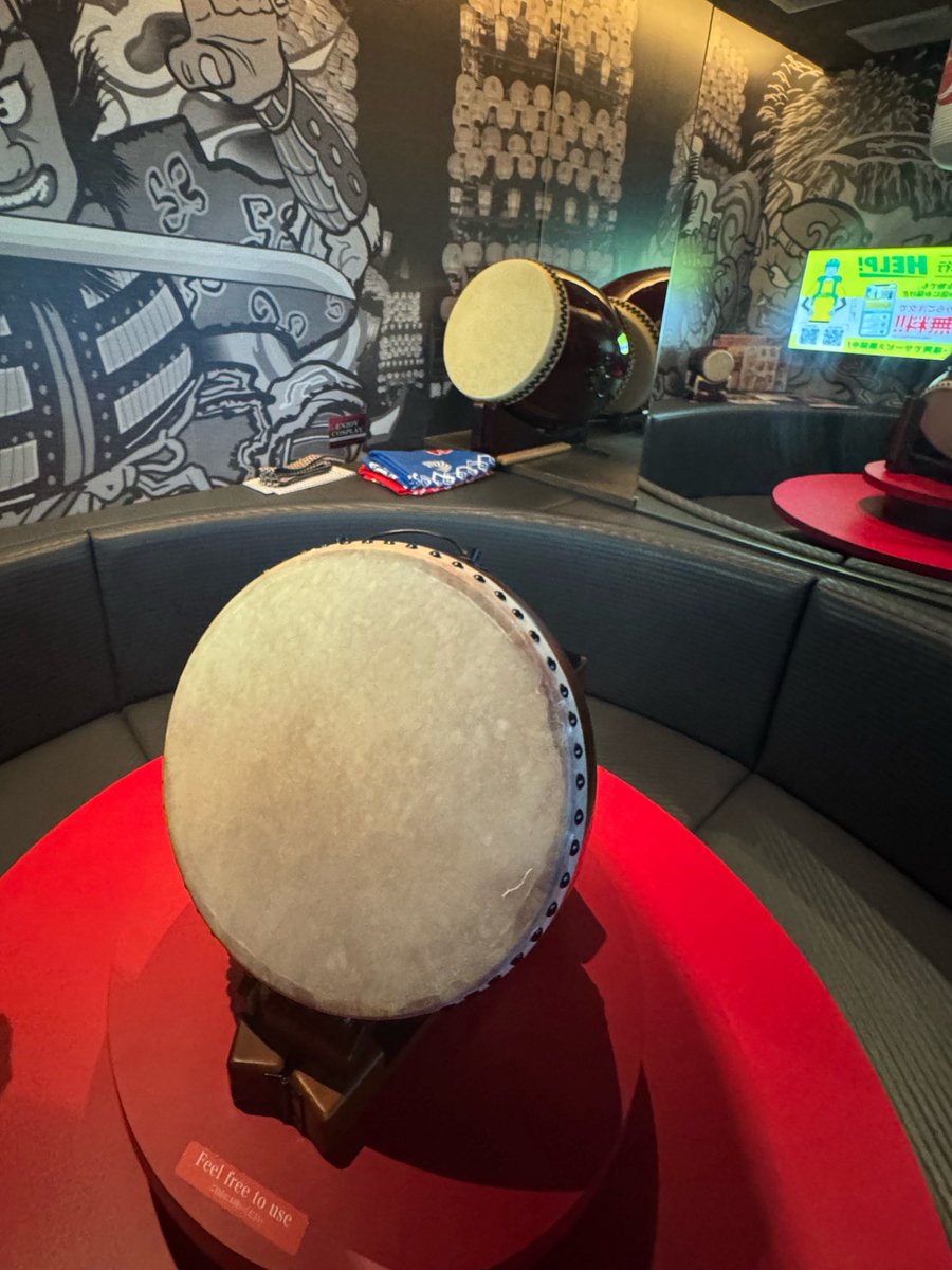 Me_Me_509's tweet photo. 空きコマあったので練習がてらカラオケにきました
なんなんですかこの部屋は https://t.co/2ziT8WnlbA