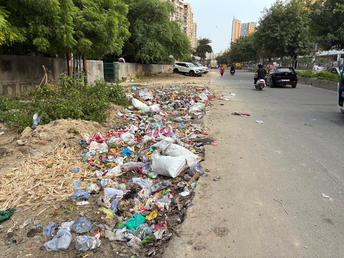 anoop7841's tweet photo. @manuj_saxe84882 @CeoNoida @dmgbnagar @noida_authority Still same problem exists and no action taken by any authority yet? https://t.co/sgLL05fQHO