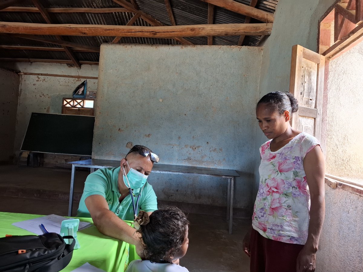 CubacooperaTler's tweet photo. La salud comunitaria incluye actividades como vacunación, control de enfermedades y promoción .Participa el Dr. Alianok GonzálezGonzález, Especialista en MGI de la #BMCTL🇨🇺🇹🇱 en el municipio Ermera, durante el PIS, realizado en la comunidad de Ramerhei Vila,  #CubaCoopera https://t.co/xHkagUcRWP