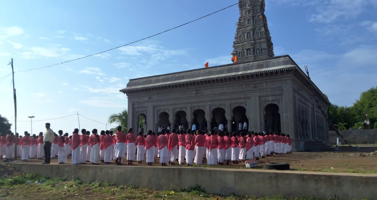 mugalkhodjidaga's tweet photo. Students of Shivayogi Jnana Mandira engage in Nitya Linga Pooja every day, followed by prayers in front of the Mahamandira.

#ShravanaMaasa  #ShivayogiJnanaMandira #JidagaMath #mugalkhodjidagamath https://t.co/939Mzs5sOM