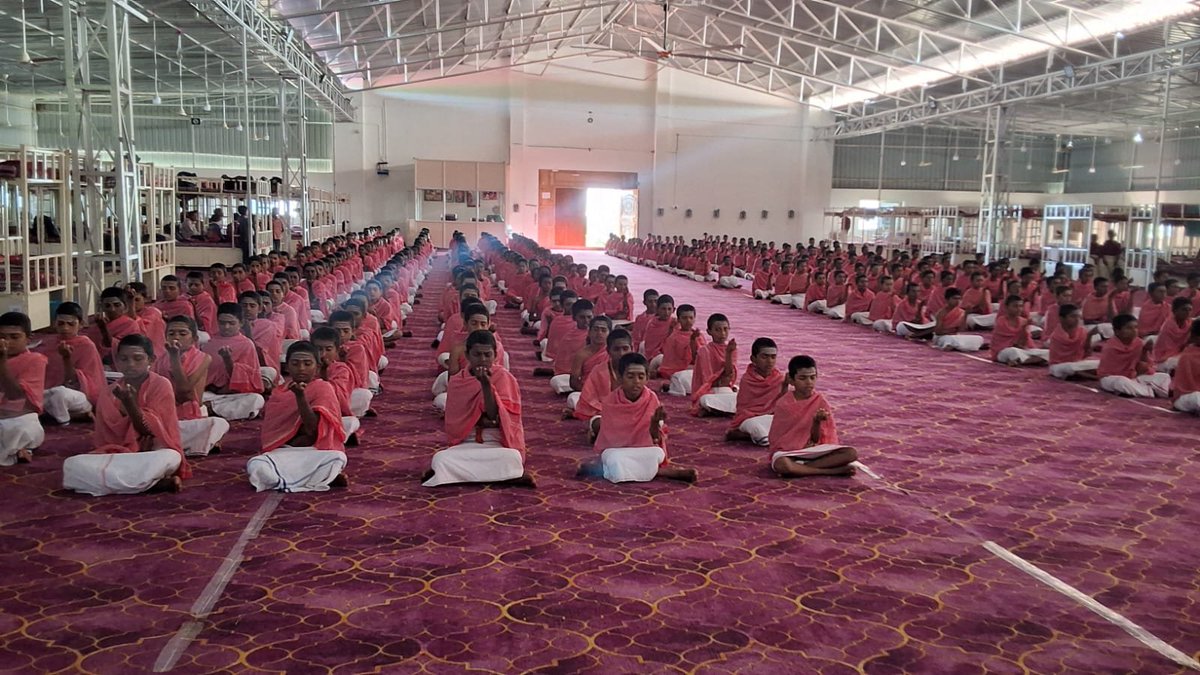 mugalkhodjidaga's tweet photo. Students of Shivayogi Jnana Mandira engage in Nitya Linga Pooja every day, followed by prayers in front of the Mahamandira.

#ShravanaMaasa  #ShivayogiJnanaMandira #JidagaMath #mugalkhodjidagamath https://t.co/939Mzs5sOM