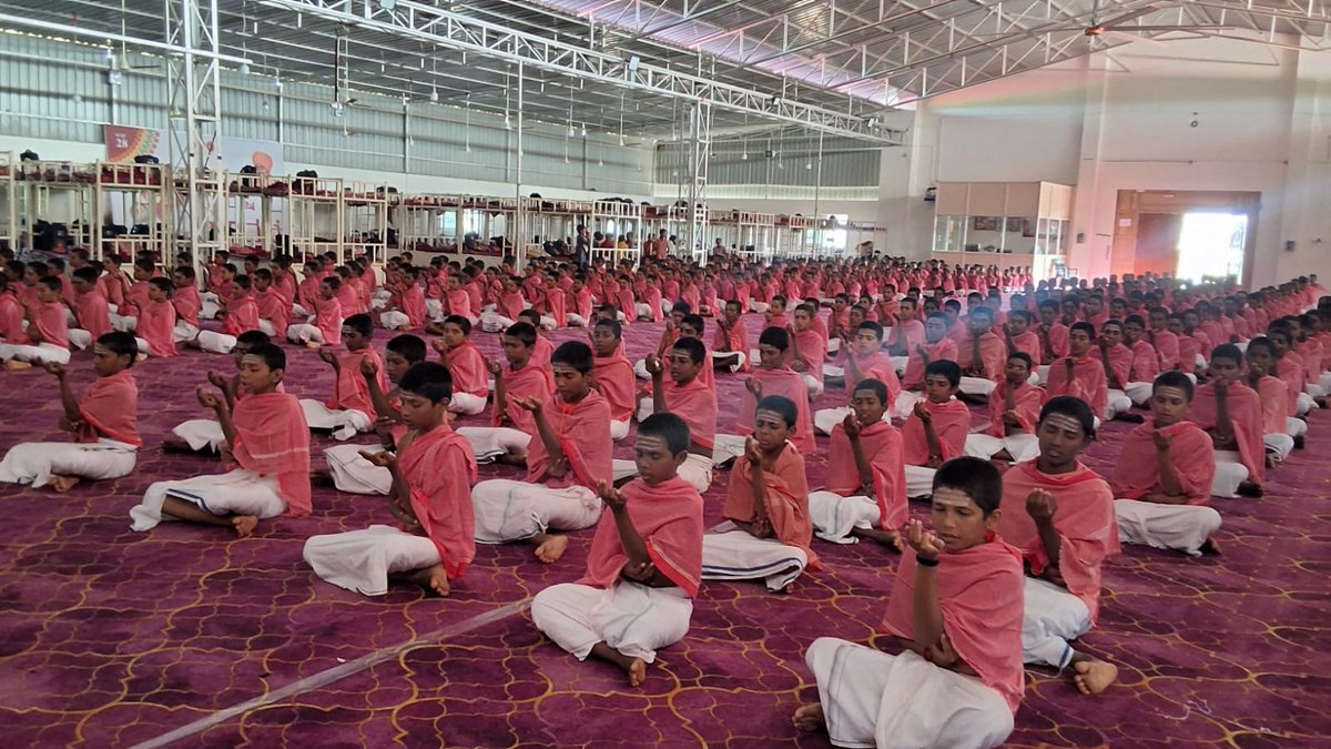 mugalkhodjidaga's tweet photo. Students of Shivayogi Jnana Mandira engage in Nitya Linga Pooja every day, followed by prayers in front of the Mahamandira.

#ShravanaMaasa  #ShivayogiJnanaMandira #JidagaMath #mugalkhodjidagamath https://t.co/939Mzs5sOM