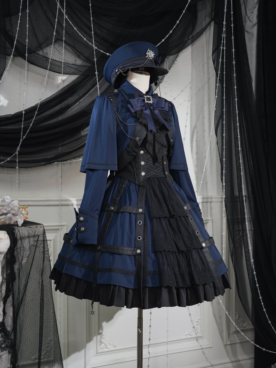 hoshibakoWorks's tweet photo. 🌟商品紹介🌟

帝黒式典　リボンタイワンピース🎀

気高く美しい、帝黒式典シリーズが登場✨

深みのある美しいカラーと重厚感のあるブラックのコントラストが気品に満ちたワンピース💙
ウエストから広がる美しいAラインシルエットが、ミリタリーでゴシックなディテールのままドーリーな佇まいを演出します💕

胸元のブラックレースと存在感のあるストライプリボンがアクセントに❣

一着で威厳と気品が叶うゴシックなワンピースはいかがでしょうか❓

通販および店舗にて販売中🛍
https://t.co/1cPrKqzbMH