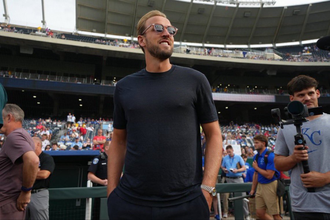 lostsimpsonn's tweet photo. Day 18 of posting Harry Kane to win the Ballond’or until he actually wins it 
#Harrykaneforballondor https://t.co/c6i6ODHUAj