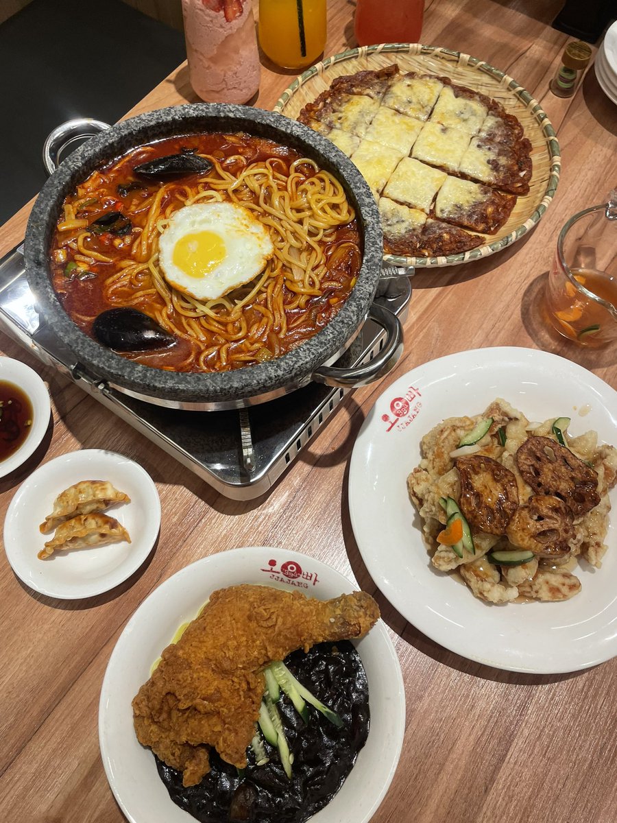kucingkomunis's tweet photo. weh ini antara kedai korea paling sedap aku pernah cuba (jjajang literally SAMA MCM DEKAT KOREA) and they even had like a refillable banchan section (not just kimchi, but also 야채튀김, 계란말이, mashed potato AND A LOT MORE) kenyang makan banchan sahaja 😭😭😭 https://t.co/E0lo1FeWnp