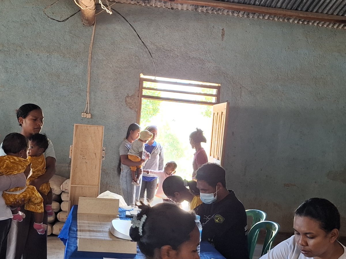 CubacooperaTler's tweet photo. La salud comunitaria incluye actividades como vacunación, control de enfermedades y promoción .Participa el Dr. Alianok GonzálezGonzález, Especialista en MGI de la #BMCTL🇨🇺🇹🇱 en el municipio Ermera, durante el PIS, realizado en la comunidad de Ramerhei Vila,  #CubaCoopera https://t.co/xHkagUcRWP