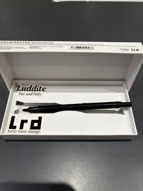 ink_numazu's tweet photo. こんにちは!
かっこいい限定シャープペンのご紹介です!
【#DRAWMASTER 0.5mm】
「#Luddite」と、イタリアのデザイナー #LucioRossi とのコラボ #メカニカルシャープ 。
本体価格¥13,200(税込)
皆様のご来店、お待ちしております。
#ink #インク #沼津 #イーラde #文具 #文房具 #シャープ #限定 https://t.co/WR5gvV0hJY