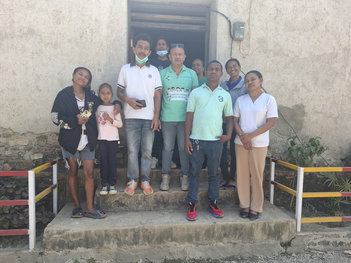 CubacooperaTler's tweet photo. La salud comunitaria incluye actividades como vacunación, control de enfermedades y promoción .Participa el Dr. Alianok GonzálezGonzález, Especialista en MGI de la #BMCTL🇨🇺🇹🇱 en el municipio Ermera, durante el PIS, realizado en la comunidad de Ramerhei Vila,  #CubaCoopera https://t.co/xHkagUcRWP