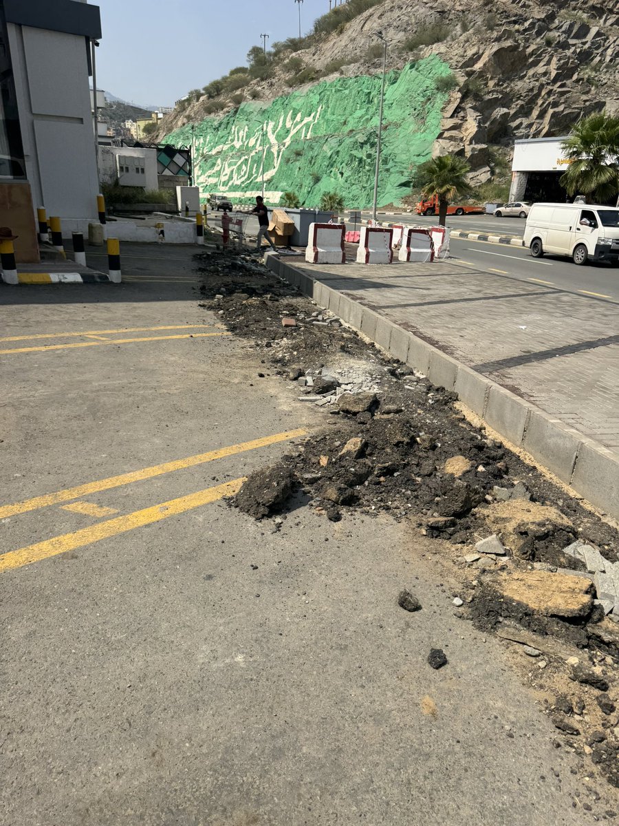 malki0220's tweet photo. @muni_aldair 
الفكرة والمهندس والتنفيذ ما تدري تنتقدها او تمدحها .المساحة الفاصله بين المحلات والشارع تعتبر مساحة مهدرة لم يستفاد منها للمواقف وهذا انعكس على عرض الشارع خصوصاً عند الخروج من المواقف . التطوير يحترم ولكن للافضل وبما يتناسب مع مساحه وطبيعة المكان 
نقدر حرصكم https://t.co/t0yrH8MvRT