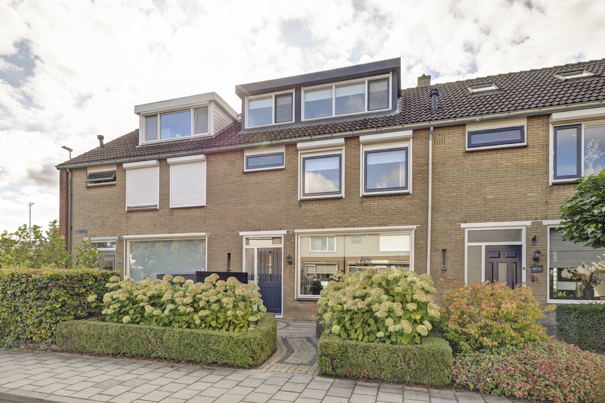 MakelaarDeGroot's tweet photo. Nieuwe in de verkoop: Irenestraat 32 in Nieuw-Beijerland.
Verrassend ruime 6-kamer-tussenwoning met 5 slaapkamers, 2 grote dakkapellen, instapklaar, stenen berging, zonnige achtertuin, ruime keuken, rolluiken, vloerverwarming (deels) en energielabel B.
https://t.co/blfwnpEczr https://t.co/aEnMvMyntK