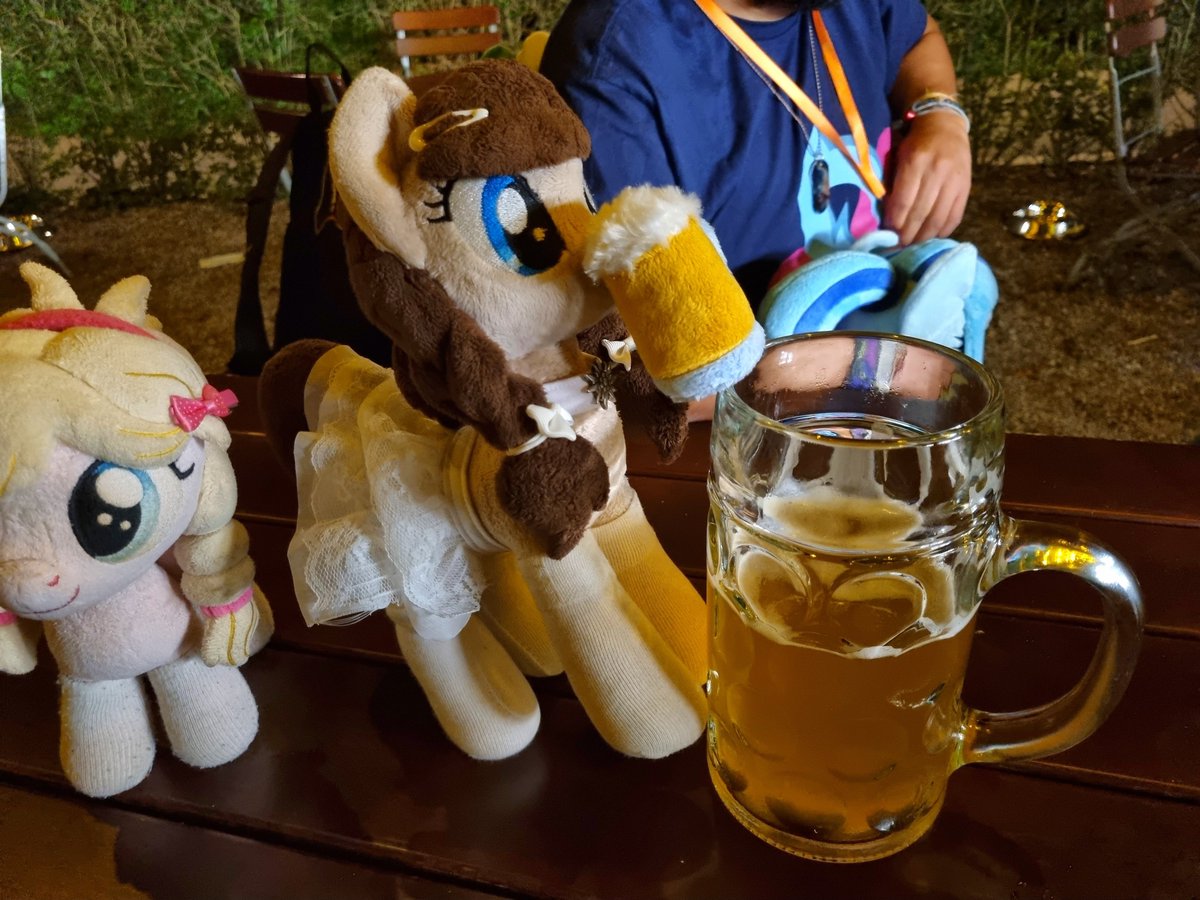 xeto_de's tweet photo. Drunken mare at the Biergarten Schwaneninsel 🍺
#XTGC26 https://t.co/9DEbt4tK3K