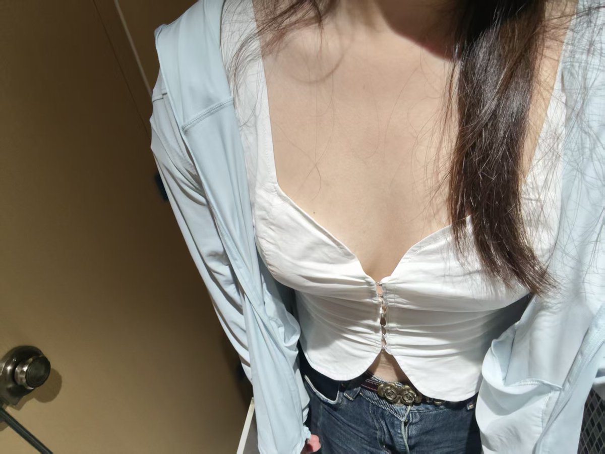 mainooo00's tweet photo. 这一件买来本来是出去玩穿的，没想到老婆穿去上班了，格外刺激呢 #广州 #绿帽 #情侣 #单男 #淫妻 https://t.co/4Bgni1Qizu