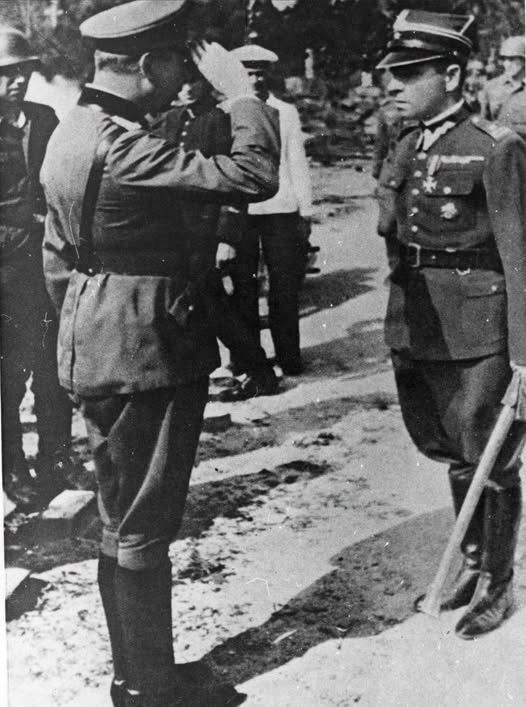 ipngovpl's tweet photo. 💥 Mieli wytrwać 12 godzin, a bronili się cały tydzień❗

🗓 7 września 1939 r. skapitulowała obrona Wojskowej Składnicy Tranzytowej na Westerplatte. Przez 7 dni ok. 200 żołnierzy Wojska Polskiego pod dowództwem mjr. Henryka Sucharskiego i kpt. Franciszka Dąbrowskiego bohatersko broniło placówki przed niemieckimi atakami z morza, lądu i powietrza. Obrona Westerplatte stała się symbolem polskiego oporu przeciw niemieckiej agresji. 

💥 Na wąskim cyplu, oblani ujściem Wisły z jednej strony i morzem z drugiej, rażeni z bliskiej odległości ogniem ciężkich dział niemieckiego pancernika „Schleswig-Holstein”, w ulewie karabinowego ognia piechoty nacierającej od lądu, stawiali zacięty opór.

❗ Mimo przygniatającej przewagi sił niemieckich, żołnierze polscy bronili się dzielnie, dodając otuchy nie tylko polskim żołnierzom walczącym z wojskami niemieckimi na całej linii frontu, ale też całemu społeczeństwu. Obrońcy znaleźli się na skraju wyczerpania fizycznego i psychicznego, a każdy kolejny dzień walk oznaczał dodatkowe ofiary. 

➡ Po 7 dniach heroicznej walki, około godziny 10.15, mjr Henryk Sucharski zadecydował o poddaniu Niemcom garnizonu Wojska Polskiego broniącego Wojskowej Składnicy Tranzytowej na półwyspie Westerplatte.

ℹ️ Jesienią 2019 r. zespół archeologów z Muzeum II Wojny Światowej w Gdańsku odnalazł szczątki 9 poległych Obrońców Westerplatte. Dzięki współpracy Muzeum II Wojny Światowej, Pomorskiego Uniwersytetu Medycznego w Szczecinie oraz Instytutu Pamięci Narodowej, ustalono tożsamość większości z nich. 

⚔ Dowiedz się więcej➡ https://t.co/1wO1NJ7Opu