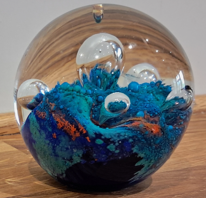 DaisyRain001's tweet photo. The colours in this vintage blue lava glass (Murano-style) paperweight are simply stunning!
View this item for more info and to bid here https://t.co/g9lV4VnLrt #paperweights #glass #uniquegifts https://t.co/h79Bzf2vgF