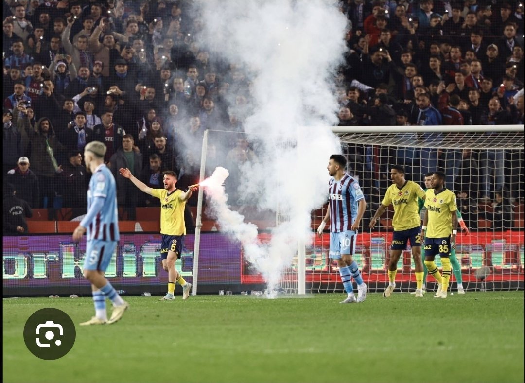ridvanmtlu's tweet photo. Halil Umut Meler bak kardeşim,Fenerbahçe'nin bütün skandal maçlarında sen varsın,2023 yılında Adanademir deplasmanında oynadığı maçta Adanademirli oyuncular Osterwoldeyi ortalarına alıp boğazladılar kırmızı kart göstermedin,
2024 yılında TS deplasmanında,Bizim oyuncuların kafalarına meşale yağdı,İsmail'n elinde meşale varken bize gol yedirdin,
En son bjk maçında 2 penaltı vermeyip,Edersonun kafasına aldığı darbeyi görmezden geldin! Sen nasıl bir Fenerbahçe düşmanısın?

Fenerbahçe yönetimi Halil Umut Meler'n düdüğünü astıramayacaksa istifa etsin,Düdüğü astıracak olanlar gelsin.@baris_gokturk_