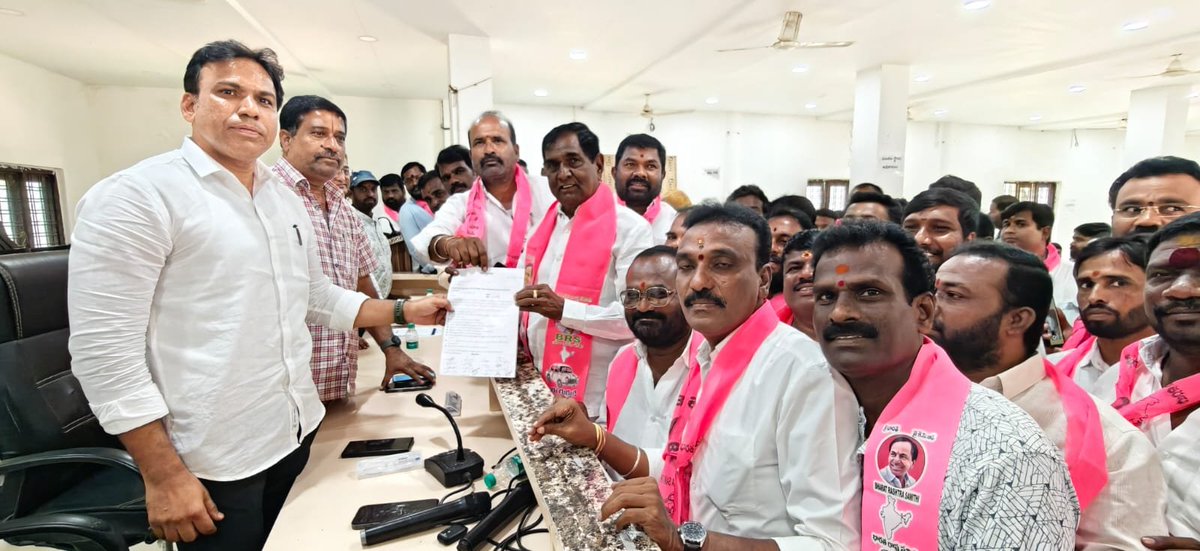 AnjaiahYBRS's tweet photo. "ఎన్నికల హామీలను వెంటనే అమలు చేయాలి" 

- షాద్‌నగర్ మాజీ ఎమ్మెల్యే వై. అంజయ్య యాదవ్ డిమాండ్

◆ షాద్ నగర్ లో ప్రభుత్వ ప్రజావాణి కార్యక్రమంలో నిరసన

◆ ప్రభుత్వానికి వ్యతిరేకంగా బీఆర్ఎస్ నిరసన, ప్రదర్శన

◆ ప్రభుత్వం ఇచ్చిన హామీలను నెరవేర్చాలని వినతిపత్రం అందజేత

కాంగ్రెస్ ప్రభుత్వం ఎన్నికల సమయంలో ఇచ్చిన వాగ్దానాలను, హామీలను వెంటనే అమలు చేసి తీరాలని బీఆర్‌ఎస్ పార్టీ షాద్ నగర్ నియోజకవర్గ ఇన్ఛార్జ్, మాజీ ఎమ్మెల్యే వై. అంజయ్య యాదవ్ డిమాండ్ చేశారు. ఫరూఖ్‌నగర్ మండల పరిధిలో నిర్వహించిన 'ప్రజావాణి' కార్యక్రమంలో బీఆర్‌ఎస్ నాయకులు, కార్యకర్తలతో కలిసి ఆయన పాల్గొని, స్థానిక ఎంపీడీవో శ్రీకాంత్‌కు విజ్ఞాపన పత్రాన్ని (మేమోరాండం) అందజేశారు. ​పట్టణ కౌన్సిలర్లు, మాజీ సర్పంచులు, మాజీ ఎంపీటీసీలు, మాజీ కౌన్సిలర్లు, నాయకులు కార్యకర్తలు పెద్ద ఎత్తున హాజరయ్యారు. ఈ సందర్భంగా మాజీ ఎమ్మెల్యే అంజయ్య యాదవ్ మీడియాతో మాట్లాడుతూ.. కాంగ్రెస్ పార్టీ అధికారంలోకి వచ్చి వెయ్యి రోజులు దాటుతున్నా ఎన్నికల సమయంలో ఇచ్చిన 420 హామీలు, 13 డిక్లరేషన్లు, 6 గ్యారెంటీలను సమర్థవంతంగా అమలు చేయడంలో పూర్తిగా విఫలమైందని విమర్శించారు. ​ప్రధాన డిమాండ్లను అంజయ్య పేర్కొంటూ ​మహాలక్ష్మి, పింఛన్లు మహిళలకు నెలకు రూ.2,500 ఆర్థిక సాయం, తులం బంగారం, ఉచిత స్కూటీలను తక్షణమే అందించాలని, వృద్ధులు, వితంతువులు, దివ్యాంగులకు పెంచిన రూ. 4,000 పింఛన్‌ను అమలు చేయాలని కోరారు. ​రైతు సంక్షేమంలో రైతులకు 'రైతు భరోసా', పంట బోనస్, నిరంతర ఉచిత విద్యుత్ సదుపాయం కల్పించడంతో పాటు రైతు కూలీలకు ఏటా రూ 12,000 అందించాలని స్పష్టం చేశారు. ​ఉపాధి, విద్య నిరుద్యోగ యువతకు నిరుద్యోగ భృతితో పాటు జాబ్ క్యాలెండర్ విడుదల చేయాలని, విద్యార్థుల పెండింగ్ ఫీజు బకాయిలను వెంటనే విడుదల చేయాలని విజ్ఞప్తి చేశారు. అదే విధంగా ​స్థానిక సమస్యలలో భాగంగా నియోజకవర్గంలో ఆగిపోయిన పారిశుద్ధ్య నిర్వహణను వెంటనే పునరుద్ధరించాలని, హక్కుల కోసం ప్రశ్నిస్తున్న వారిపై అక్రమ కేసులు పెట్టడం మానుకోవాలని ప్రభుత్వానికి హెచ్చరించారు. ​నియోజక వర్గ నలుమూలల నుండి పెద్ద ఎత్తున హాజరైన బీఆర్‌ఎస్ శ్రేణులు, స్థానిక ప్రజాప్రతినిధులు ప్రభుత్వ వ్యతిరేక నినాదాలతో నిరసన వ్యక్తం చేశారు. ప్రశ్నిస్తున్న  ప్రతిపక్ష నాయకులను అధికార పార్టీ నాయకులు టార్గెట్ చేయడం మంచి పద్దతి కాదని హెచ్చరించారు.