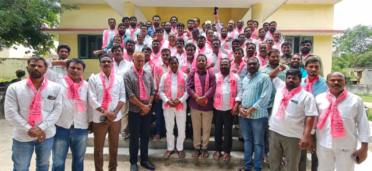 AnjaiahYBRS's tweet photo. "ఎన్నికల హామీలను వెంటనే అమలు చేయాలి" 

- షాద్‌నగర్ మాజీ ఎమ్మెల్యే వై. అంజయ్య యాదవ్ డిమాండ్

◆ షాద్ నగర్ లో ప్రభుత్వ ప్రజావాణి కార్యక్రమంలో నిరసన

◆ ప్రభుత్వానికి వ్యతిరేకంగా బీఆర్ఎస్ నిరసన, ప్రదర్శన

◆ ప్రభుత్వం ఇచ్చిన హామీలను నెరవేర్చాలని వినతిపత్రం అందజేత

కాంగ్రెస్ ప్రభుత్వం ఎన్నికల సమయంలో ఇచ్చిన వాగ్దానాలను, హామీలను వెంటనే అమలు చేసి తీరాలని బీఆర్‌ఎస్ పార్టీ షాద్ నగర్ నియోజకవర్గ ఇన్ఛార్జ్, మాజీ ఎమ్మెల్యే వై. అంజయ్య యాదవ్ డిమాండ్ చేశారు. ఫరూఖ్‌నగర్ మండల పరిధిలో నిర్వహించిన 'ప్రజావాణి' కార్యక్రమంలో బీఆర్‌ఎస్ నాయకులు, కార్యకర్తలతో కలిసి ఆయన పాల్గొని, స్థానిక ఎంపీడీవో శ్రీకాంత్‌కు విజ్ఞాపన పత్రాన్ని (మేమోరాండం) అందజేశారు. ​పట్టణ కౌన్సిలర్లు, మాజీ సర్పంచులు, మాజీ ఎంపీటీసీలు, మాజీ కౌన్సిలర్లు, నాయకులు కార్యకర్తలు పెద్ద ఎత్తున హాజరయ్యారు. ఈ సందర్భంగా మాజీ ఎమ్మెల్యే అంజయ్య యాదవ్ మీడియాతో మాట్లాడుతూ.. కాంగ్రెస్ పార్టీ అధికారంలోకి వచ్చి వెయ్యి రోజులు దాటుతున్నా ఎన్నికల సమయంలో ఇచ్చిన 420 హామీలు, 13 డిక్లరేషన్లు, 6 గ్యారెంటీలను సమర్థవంతంగా అమలు చేయడంలో పూర్తిగా విఫలమైందని విమర్శించారు. ​ప్రధాన డిమాండ్లను అంజయ్య పేర్కొంటూ ​మహాలక్ష్మి, పింఛన్లు మహిళలకు నెలకు రూ.2,500 ఆర్థిక సాయం, తులం బంగారం, ఉచిత స్కూటీలను తక్షణమే అందించాలని, వృద్ధులు, వితంతువులు, దివ్యాంగులకు పెంచిన రూ. 4,000 పింఛన్‌ను అమలు చేయాలని కోరారు. ​రైతు సంక్షేమంలో రైతులకు 'రైతు భరోసా', పంట బోనస్, నిరంతర ఉచిత విద్యుత్ సదుపాయం కల్పించడంతో పాటు రైతు కూలీలకు ఏటా రూ 12,000 అందించాలని స్పష్టం చేశారు. ​ఉపాధి, విద్య నిరుద్యోగ యువతకు నిరుద్యోగ భృతితో పాటు జాబ్ క్యాలెండర్ విడుదల చేయాలని, విద్యార్థుల పెండింగ్ ఫీజు బకాయిలను వెంటనే విడుదల చేయాలని విజ్ఞప్తి చేశారు. అదే విధంగా ​స్థానిక సమస్యలలో భాగంగా నియోజకవర్గంలో ఆగిపోయిన పారిశుద్ధ్య నిర్వహణను వెంటనే పునరుద్ధరించాలని, హక్కుల కోసం ప్రశ్నిస్తున్న వారిపై అక్రమ కేసులు పెట్టడం మానుకోవాలని ప్రభుత్వానికి హెచ్చరించారు. ​నియోజక వర్గ నలుమూలల నుండి పెద్ద ఎత్తున హాజరైన బీఆర్‌ఎస్ శ్రేణులు, స్థానిక ప్రజాప్రతినిధులు ప్రభుత్వ వ్యతిరేక నినాదాలతో నిరసన వ్యక్తం చేశారు. ప్రశ్నిస్తున్న  ప్రతిపక్ష నాయకులను అధికార పార్టీ నాయకులు టార్గెట్ చేయడం మంచి పద్దతి కాదని హెచ్చరించారు.