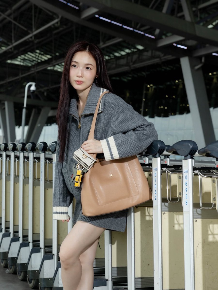 mstarnewsth's tweet photo. ส่องลุคน้อง "เลิฟ ภัทรานิษฐ์ " เตรียมร่วมชมแฟชั่นโชว์ Coach Spring 2027 ที่จะจัดขึ้นในวันที่ 10 กันยายนนี้ เวลา 6.30 น. ตามเวลาประเทศไทย

LOVERRUKK 1ST FLY TO NYFW

#CoachNYxLoverrukk
#loverrukk
#CoachSpring27 #NYFW 
#CoachNY 
#PacificaGroup https://t.co/P8Y6hSv748