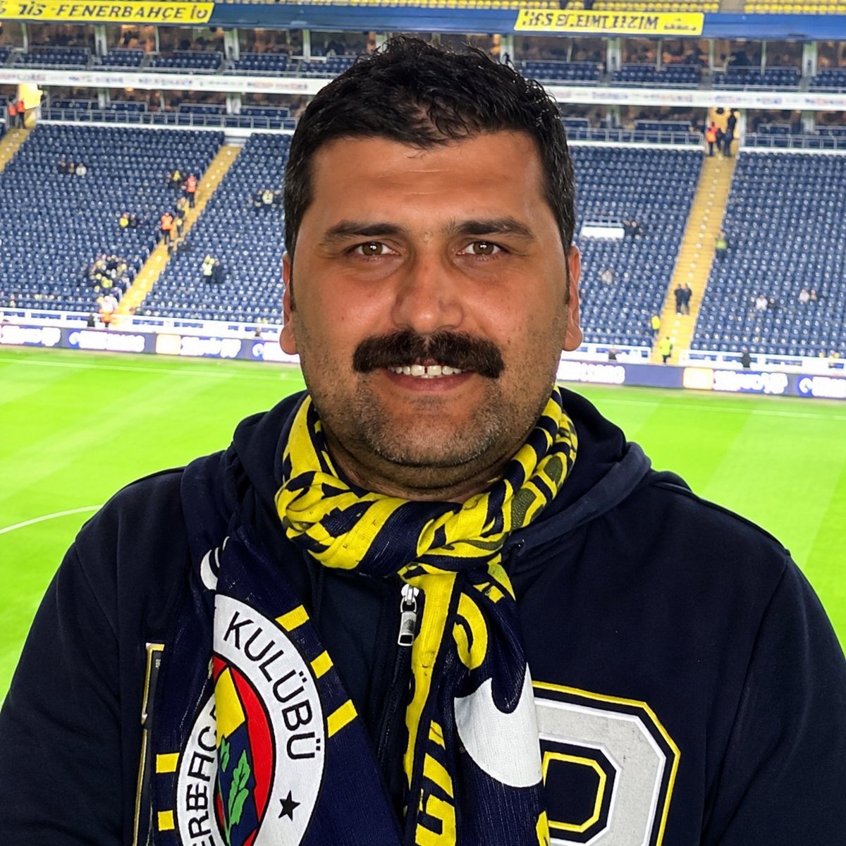 pusholder's tweet photo. Derbide kalp krizi sonucu hayatını kaybeden Gerçek Yaşar'ın, 2003'te Bingöl'de teröristlerle çıkan çatışmada yaralanarak gazi olan asteğmen olduğu öğrenildi.

Yaşar'ın, 16 yaşındaki oğluyla ilk kez birlikte stadyumda maç izlemeye gittiği öğrenildi. https://t.co/9oxtNK4t0m