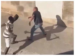 KennedyFuseini's tweet photo. 🚨 BREAKING 🚨 A 29-year-old Ghanaian allegedly caused panic in Martina Franca, Italy, after attacking several people and striking passing vehicles with an iron bar.

Reports indicate that he has been arrested by the authorities. https://t.co/iRiCDnJjag