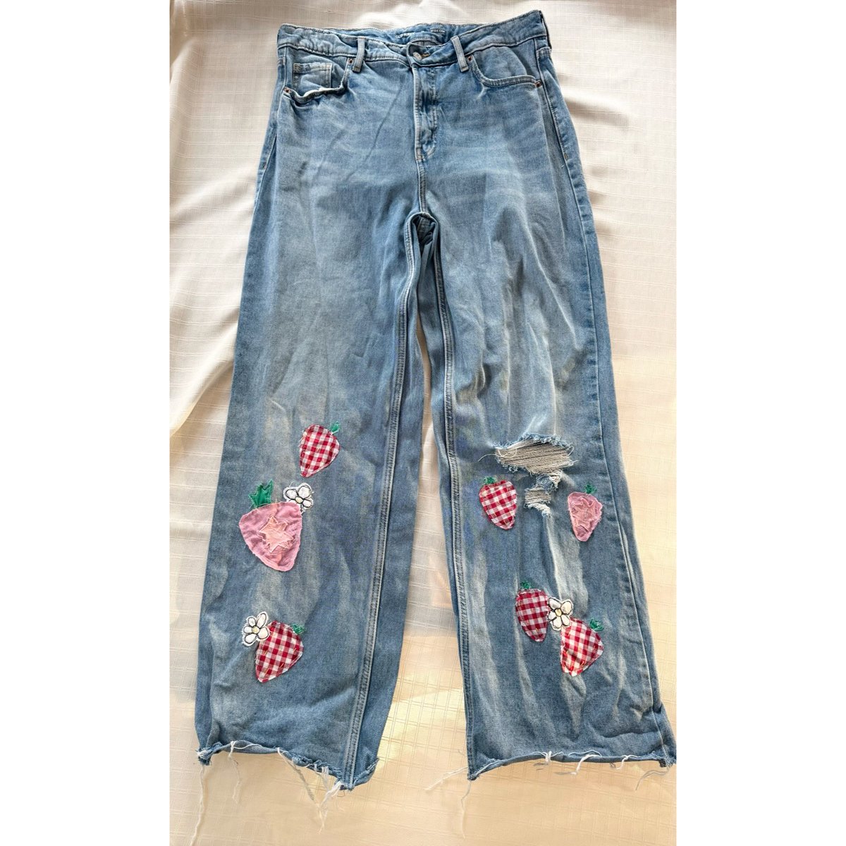 WinfredHomar's tweet photo. Strawberry pants with handmade patchwork appliqué. Tagged size 12. All materials are secondhand, so minor imperfections may be present. W 17” H 20” Rise 12” Inseam 29”. Hand wash or machine wash cold inside out. Air dry. $60 + shipping. https://t.co/xCFuQOrMUp