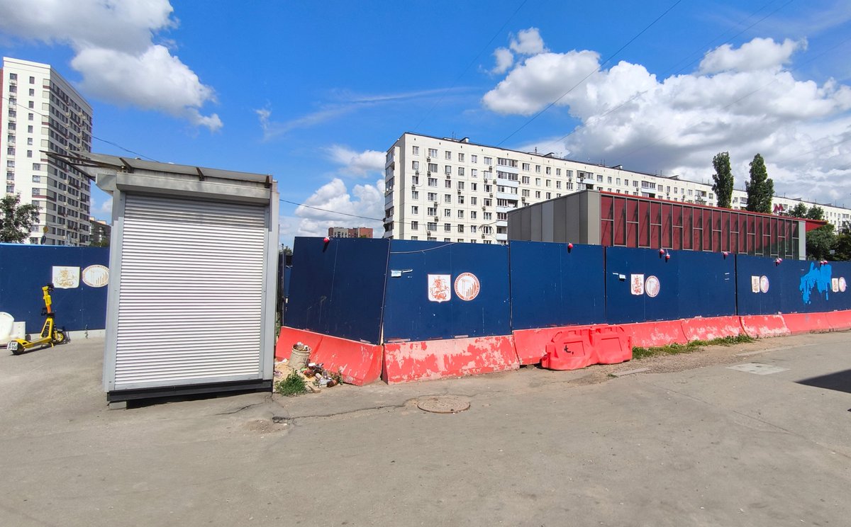 bbcstever_not's tweet photo. Yours Truly feigns surprise at finding local street works.
No hint that "all of this going on" around #ValentinasKiosk was the construction of a new Metro line - "going on" locally since summer 2023 and opened this weekend! #ReadingRussia https://t.co/IjE0djXgJv