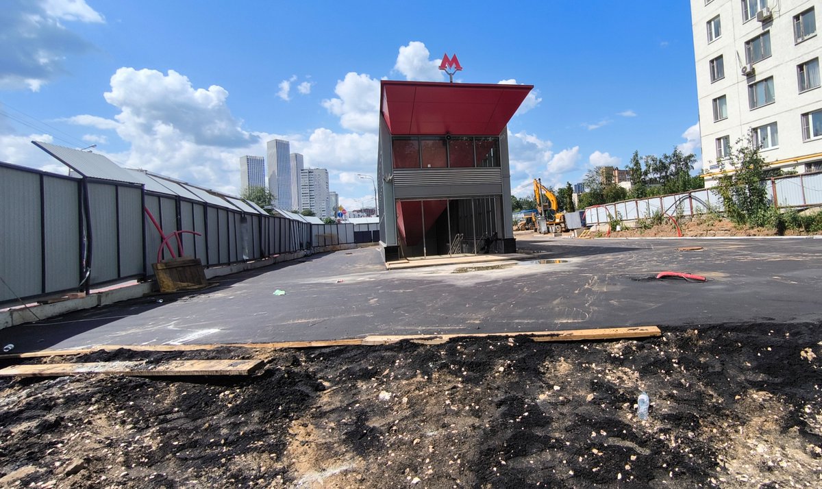 bbcstever_not's tweet photo. Yours Truly feigns surprise at finding local street works.
No hint that "all of this going on" around #ValentinasKiosk was the construction of a new Metro line - "going on" locally since summer 2023 and opened this weekend! #ReadingRussia https://t.co/IjE0djXgJv